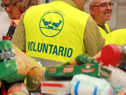 Voluntarios gestionando excedentes 