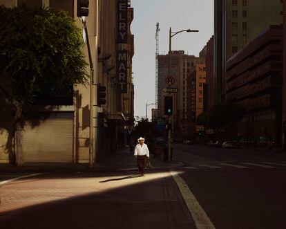 Un hombre cruza por la 6th Street de Los Ángeles, 2017. 