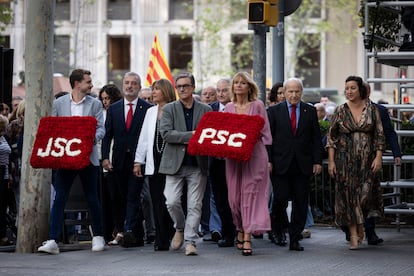 La viceprimera secretaria del PSC, Lluïsa Moret (tercera por la derecha), llega a la ofrenda floral al monumento de Rafael Casanova, con motivo de la Diada, por parte del PSC. 