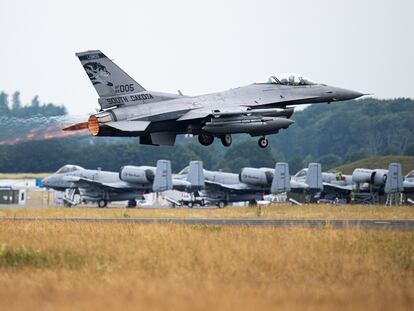 Un caza militar F-16 estadounidense en la base aérea alemana de Jagel durante las maniobras Air Defender, el 23 de junio.