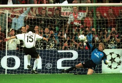 Kahn, portero del Bayern, detiene un penalty a Carboni en la final de la Champions de 2001. El equipo alemán se llevó el torneo continental tras vencer en la tanda de penaltis.