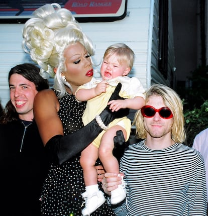 Frances Bean Cobain, en los brazos de RuPaul, junto a Dave Grohl y Kurt Cobain, en los premios MTV de 1993. 