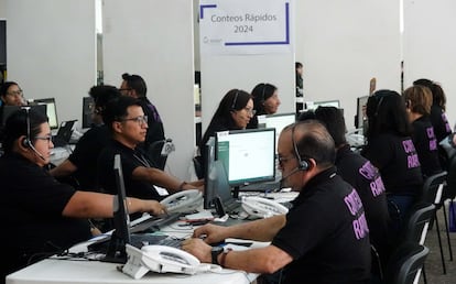 Trabajadores del INE llevan a cabo el Primer Simulacro del Programa de Resultados Electorales Preliminares 2024, en Ciudad de México, el pasado 12 de mayo.
