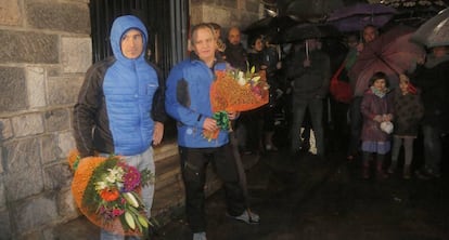 Los etarras que informaron para asesinar a Joseba Pagazaurtundua en 2003, con dos ramos de flores durante el homenaje recibido en Andoain (Gipuzkoa) en 2018.