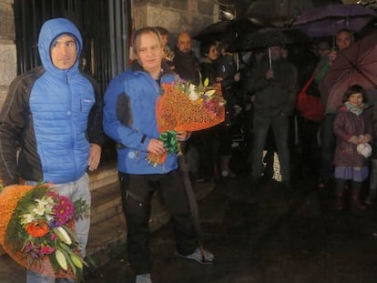 Los etarras que informaron para asesinar a Joseba Pagazaurtundua en 2003, con dos ramos de flores durante el homenaje recibido en Andoain (Gipuzkoa) en 2018.