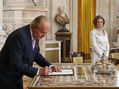 El Rey Juan Carlos, en presencia de la Reina Sof&iacute;a, firma esta tarde la ley org&aacute;nica que har&aacute; efectiva a medianoche su abdicaci&oacute;n.