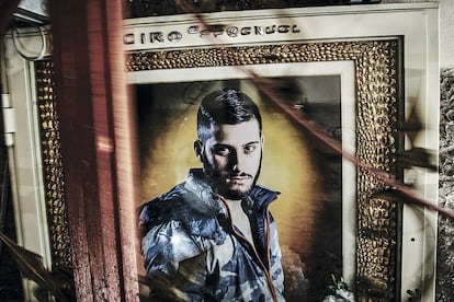 Altar en el barrio de Sanità de un chico que fue asesinado por una banda rival cuando tenía 21 años.