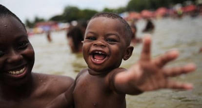 Uma família carioca aproveitando um piscinão no Rio de Janeiro.