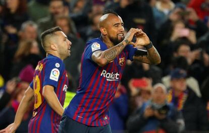 Arturo Vidal celebra el quinto gol del equipo barcelonés.