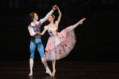 Los jóvenes alumnos de la academia del Bolshoi durante la representación en Barcelona de la coreografía La fille mal gardée.