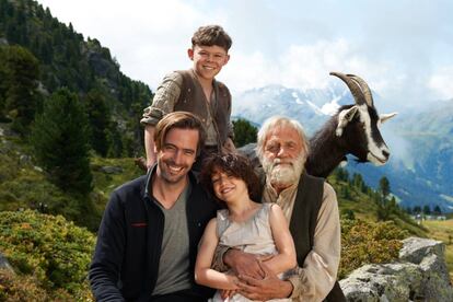 Quirin Agrippi (que da vida a Pedro), Anuk Steffen (Heidi) y Bruno Ganz (el abuelo) rodean al director de la película, Alain Gsponer.