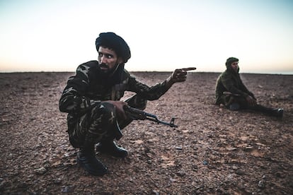 Combatientes saharauis con AK-47 (Kalashnikov) en el desierto de la zona controlada por el Frente Polisario en el Sáhara Occidental.