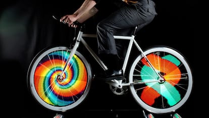 Montar en bici no volverá a ser lo mismo con el sistema MonkeyLight de leds a todo color para las ruedas. 42 figuras distintas con hasta 20 horas de batería que convertirán las rutas nocturnas en todo un espectáculo visual (60 euros).