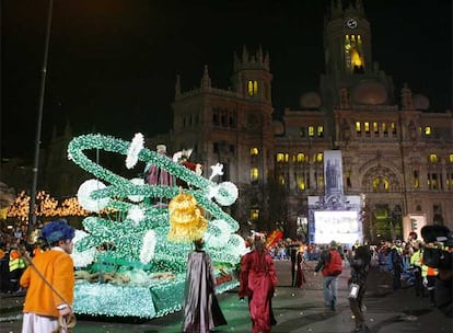 Azul, verde y rojo han sido los colores elegidos este año por Sus Majestades de Oriente para las carrozas con las que recorrieron el paseo de la Castellana de Madrid hasta la Cibeles.