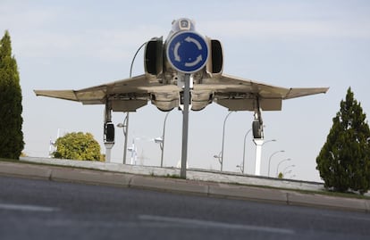 Un Phantom F14 decora la rotonda del Bercial, situada en el ensanche de Getafe (Madrid). A bordo del avión, donado por Defensa, dos maniquíes vestidos con uniforme reglamentario ejercen de piloto y copiloto.