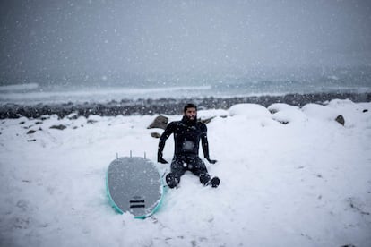 Leela Krischna, da Índia, descansa depois de um dia de surf em Unstad, as Ilhas Lofoten. O local, um pouco ao norte do círculo polar ártico, situa-se na mesma latitude que o norte da Sibéria e de Alaska. Mas um pode se banhar em suas águas durante todo o ano graças à influência da Corrente do Golfo, esse fluxo oceânico quente que atravessa o Atlântico desde as Caraíbas e acaricia o litoral norueguês.