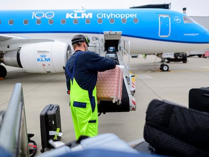 Un operario sube las maletas a un vuelo de KLM en el aeropuerto alemán de Dresde el pasado mes de agosto.