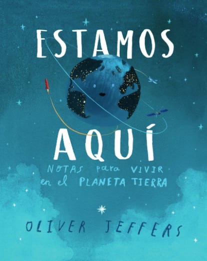 Oliver Jeffers, el hombre de los más de 10 millones de álbumes ilustrados vendidos en todo el mundo, vuelve a la carga con Estamos aquí: notas para vivir en el planeta Tierra, un libro dedicado a su hijo que es también una pequeña guía sobre la Tierra para recién nacidos cargada de ternura y sentido del humor. Decía Jeffers en una entrevista reciente que quería que, a través de las páginas del libro, su hijo sepa que “aunque él es único, especial y un ser absolutamente amado por su familia, no deja de ser uno más entre siete mil millones y medio de personas viviendo en el planeta, y que deberá vivir en consonancia con eso”. Un buen mensaje para trasladar también a nuestros hijos.