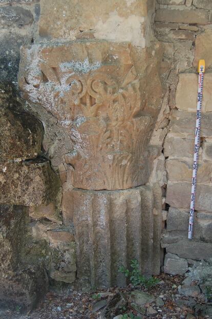Capitel corintio y tambor acanalado con fuste localizado en la ermita de San Pedro de Artieda.