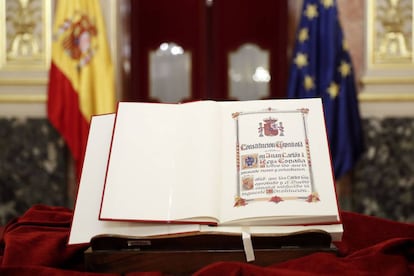 Detalle de un ejemplar de la Constituci&oacute;n expuesto durante el acto de constituci&oacute;n del Consejo Asesor para la conmemoraci&oacute;n del 40 Aniversario de la Constituci&oacute;n, en el Congreso. 