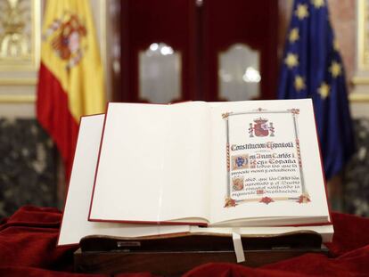 Detalle de un ejemplar de la Constituci&oacute;n expuesto durante el acto de constituci&oacute;n del Consejo Asesor para la conmemoraci&oacute;n del 40 Aniversario de la Constituci&oacute;n, en el Congreso. 