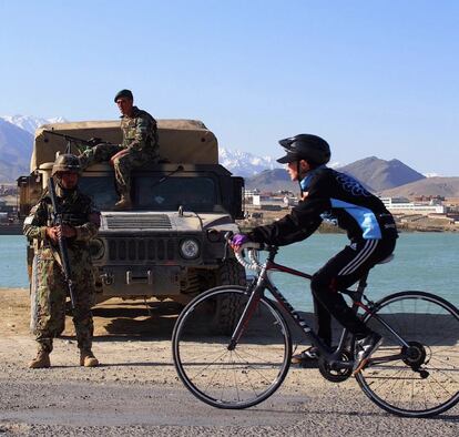 Una ciclista afgana durante un entrenamiento. Shannon Galpin.
