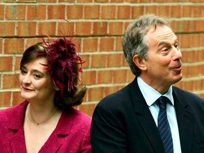 El primer ministro británico, Tony Blair, junto a su esposa Cherie.