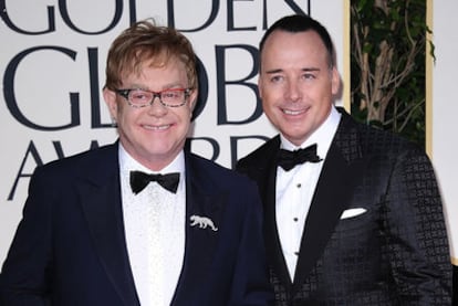 Elton John y su marido, David Furnish, durante la gala de los Globos de Oro, el 15 de enero de 2012