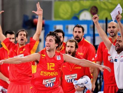 Llull celebra una canasta ante Serbia.