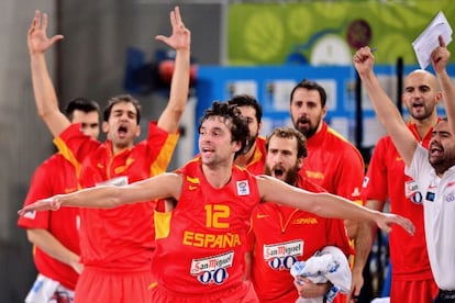 Llull celebra una canasta ante Serbia.