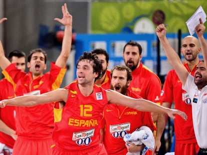 Llull celebra una canasta ante Serbia.