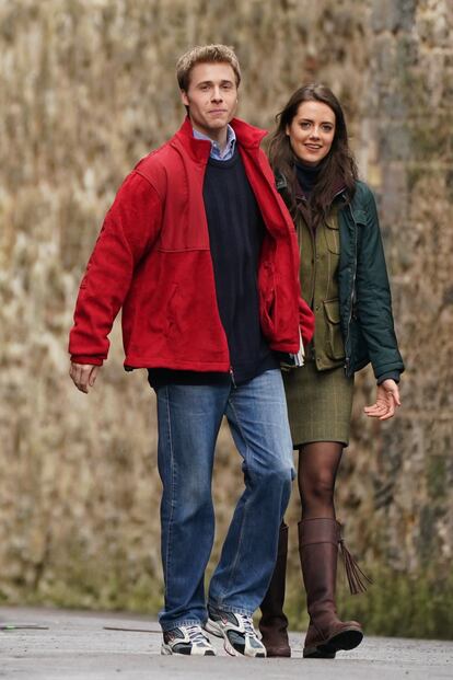 Los actores Ed McVey y Meg Bellamy en una escena de 'The Crown'.