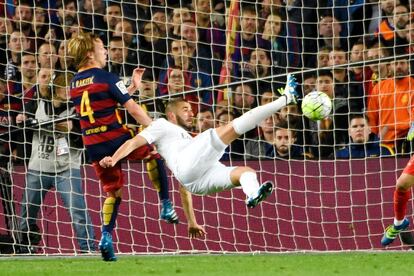 Benzema en presencia de Rakitic en el momento de marcar el primer gol del Real Madrid contra el Barcelona.