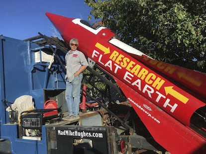 El californiano Mike Hughes con el cohete que construyó, este noviembre.