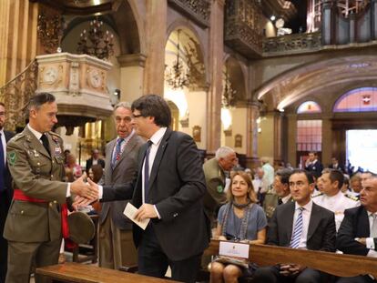 Puigdemont saluda al inspector general del Ejército en la misa de la Mercè.