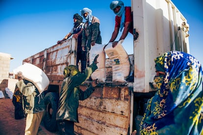 Reparto de la canasta básica de alimentos en el campo de refugiados de Auserd por parte de la Media Luna Roja dentro del programa World Food Programme, con ayuda de Cooperación Española, el 5 de mayo. 