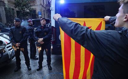 Un manifestante sujeta una estelada en una calle de Barcelona el pasado 19 de octubre.