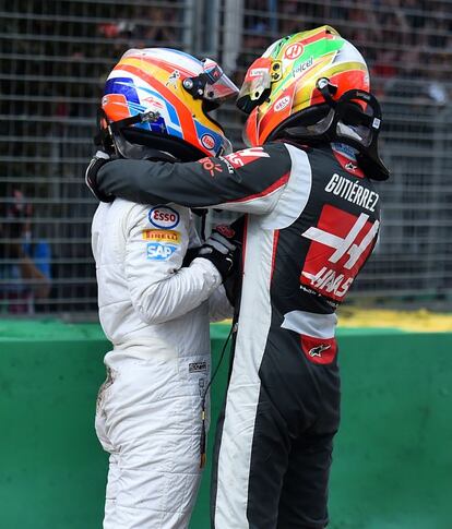 Fernando Alonso (izquierda) y Esteban Gutiérrez se abrazan tras salir sin daños de su colisión.