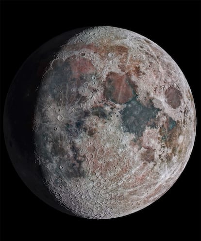 Composición de varias imágenes para mostrar las características reales de la superficie de la Luna.