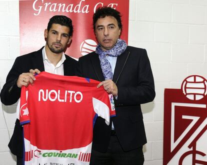 El delantero Manuel Agudo 'Nolito', procedente del Benfica, junto al presidente del Granada Quique Pina durante su presentación en el club nazarí como tercer refuerzo invernal del club nazarí.