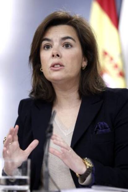 La vicepresidenta del Gobierno, Soraya Sáenz de Santamaría, durante la rueda de prensa posterior a la reunión del Gobierno, hoy.