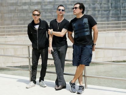 Los integrantes de Depeche Mode posan este jueves delante del Guggenheim.