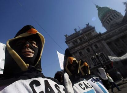 Un manifestante vestido de pingüino y partidario del Gobierno se manifiesta a las afueras del Senado argentino, en Buenos Aires