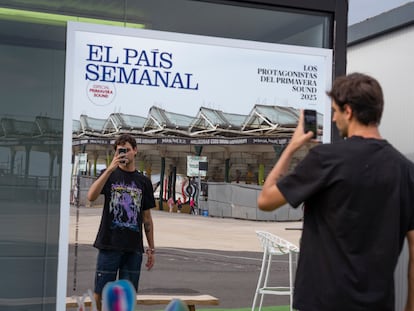 Un asistente al Primavera Sound de Barcelona se fotografía con la portada de El País Semanal.