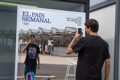 Un asistente al Primavera Sound de Barcelona se fotografía con la portada de El País Semanal.