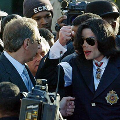 Michael Jackson, con su abogado Mark Geragos, ayer a su llegada al tribunal de Santa María (California).