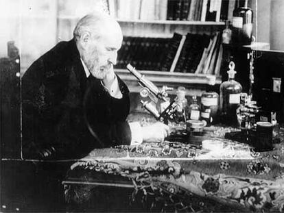 Santiago Ramón y Cajal observa una de sus investigaciones a través de un microscopio.