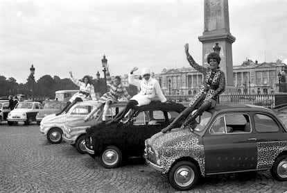 Pasión por el print animal: París se rinde al estampado, hasta en los coches de la época.