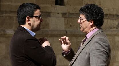 Mario Jim&eacute;nez (PSOE) y Diego Valderas (IU) conversan en el Parlamento de Andaluc&iacute;a.