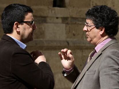 Mario Jiménez (PSOE) y Diego Valderas (IU) conversan en el Parlamento de Andalucía.